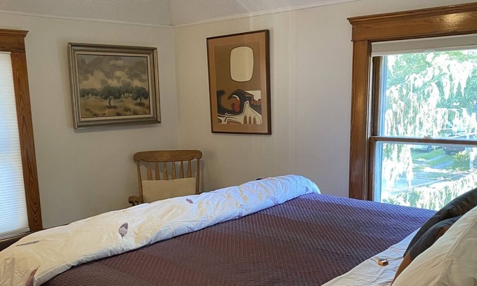 Water Hill Cama Y Desayuno | Fantastic Downtown Location Tailgating Fire Pit, Gazebo, Close to lots of Restaurants. Lots of Parking