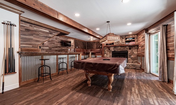 Lake Arrowhead Casa | Impresionante sala de juegos para toda la familia: ¡nueva remodelación!