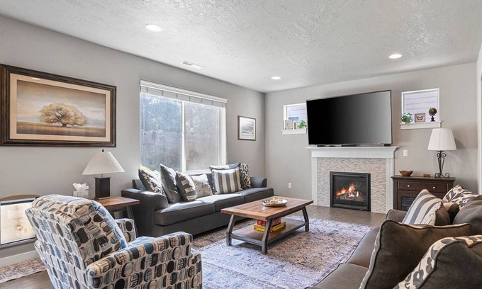 Southeast Bend Casa | Fantastic High Desert Retreat, Pet Friendly, Fenced Backyard w/ Covered Patio, Ping Pong, BBQ