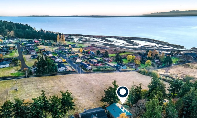 Clinton Casa | Fantastic home with water view, fireplace, full kitchen & washer/dryer