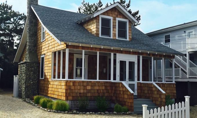 Harvey Cedars Cabaña | FANTÁSTICA UBICACIÓN! Hermosa casa unifamiliar a solo 5 casas de la playa.