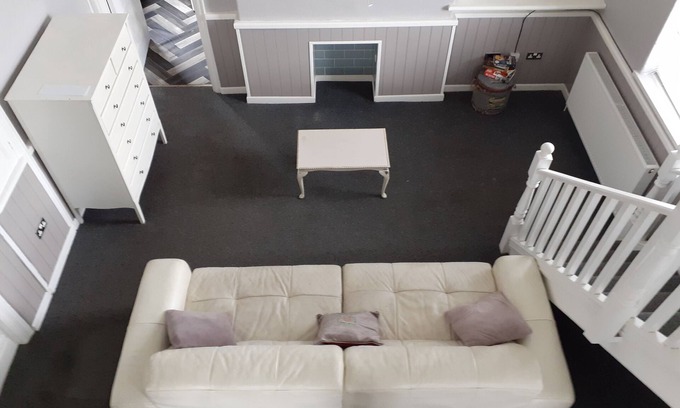Pontardawe Apartamento | Fantastic split level apartment with mountain view