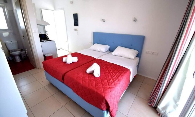 Glastros Apartamento | Fantastic studio apartment for 2 people with kitchen and balcony with a view.