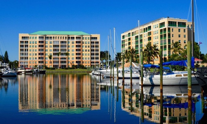 Burnt Store Marina Condominio | Fantásticas vistas sobre el aspecto de Burnt Store Marina en Harbor Towers.