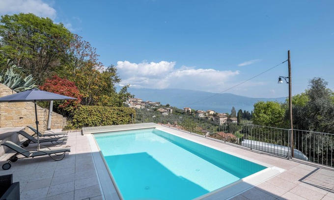Pulciano Villa | Fantástica villa con piscina privada, vistas al lago y terrazas; garaje doble