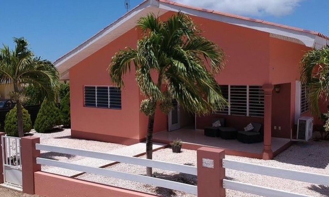 Daniel Casa | Fantástica villa en una ubicación central con todoterreno jeep