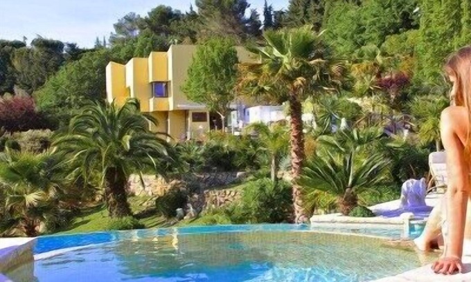 Mougins Villa | Fantástica villa en Mougins con una super piscina, 2 jacuzzis y un fantástico jardín.