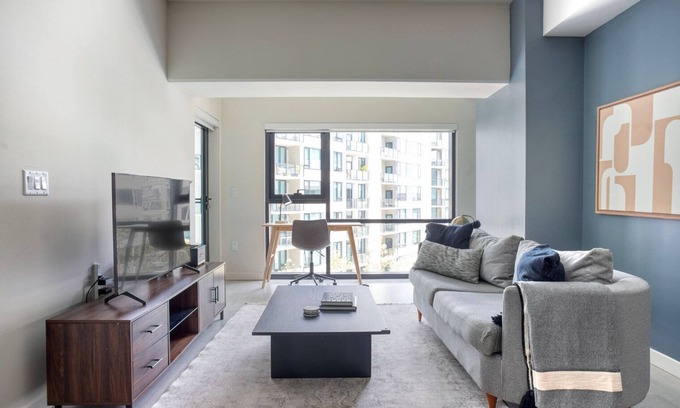West Los Angeles Apartamento | Fantastic West LA 1BR w/ Pool, Gym & Lounge, nr Shops, by Blueground
