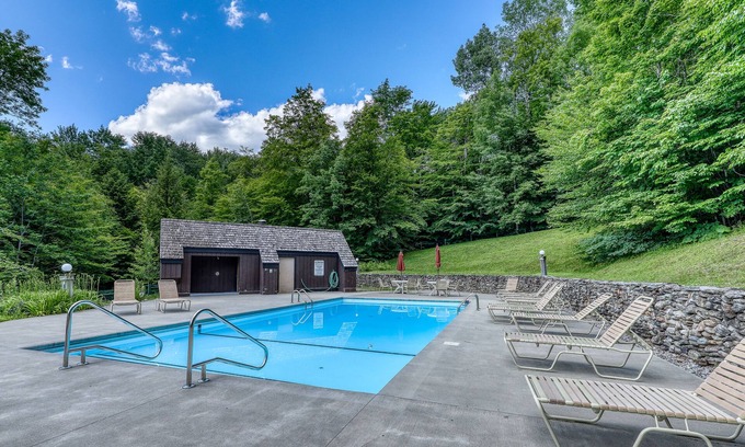 Waitsfield Condominio | Fantastic wooded escape with shared pool and sports courts, fast WiFi & deck