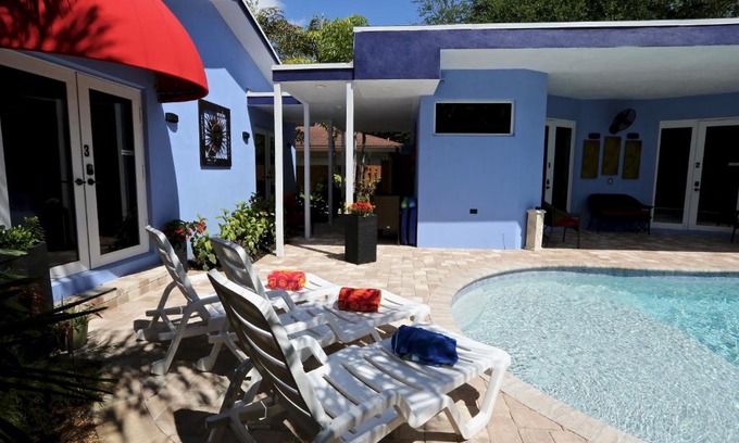Wilton Manors Cama Y Desayuno | Fantasy Island Inn, Caters to Men