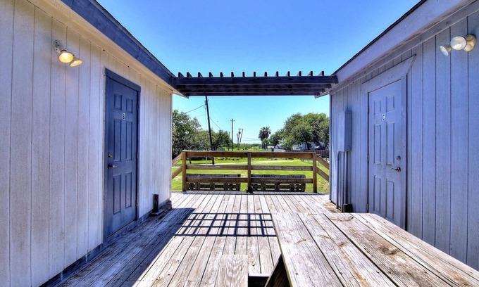 Aransas Pass Casa | Fantasy Oaks Lodge 4 Bedroom Home by RedAwning