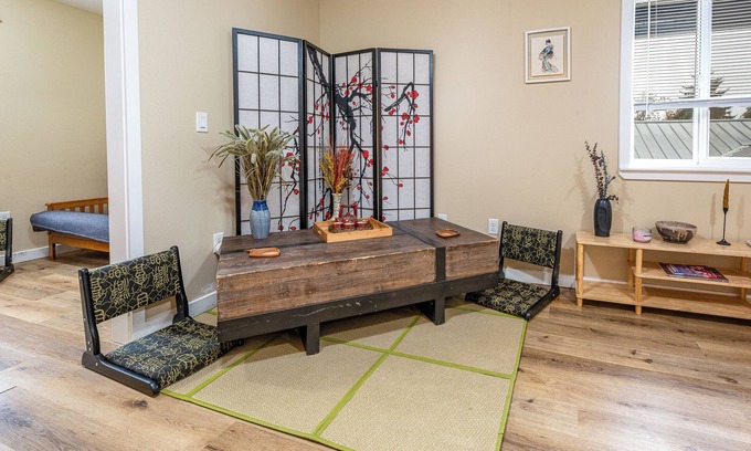 Southeast Salem Apartamento | Far East Escape: Zen apartment, Japanese tea table