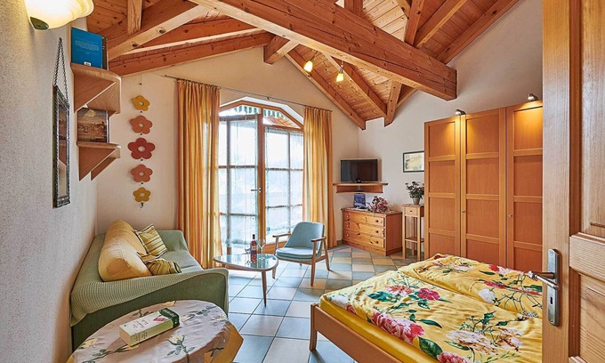 Hartmannsreut Apartamento | Far-reaching views & well-being Roof terrace with mountain panorama, exposed roof truss & pure nature