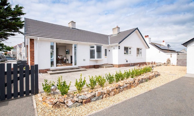 Rhosneigr Casa | Faraway: Pet-friendly holiday home for 6 in Rhosneigr
