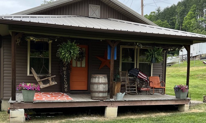 Victor Otro | Farm Charm near New River National Park