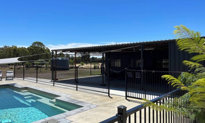 Murchison Otro | Farm Getaway near Nagambie with pool perfect for families or large groups!