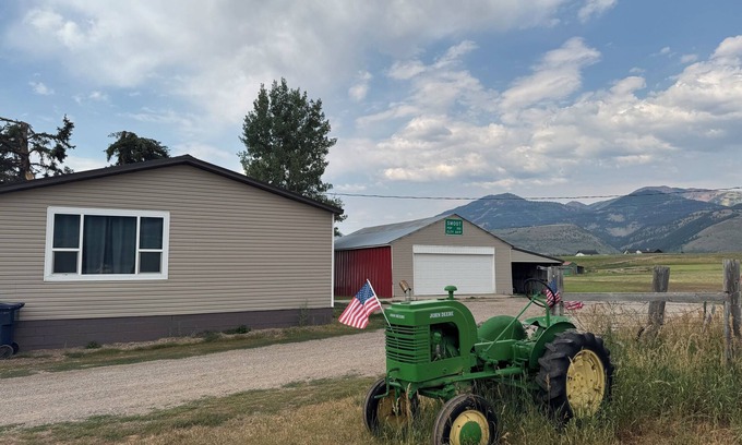 Geneva Casa | Farm house in Smoot. Close to hiking, snowmobiling, atv, and hunting spaces.