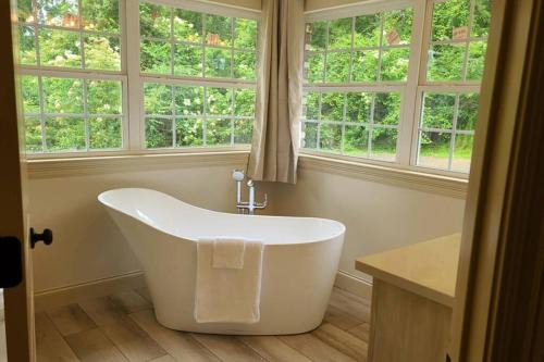 Pine Grove Casa | Farm House stay with soaking tub and hot tub barn