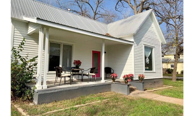 Smithville Casa | Farm house with modern twist.
