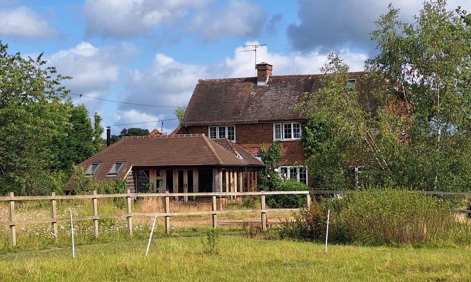Barns Green Otro | Farm in Quiet Hamlet with horse and sheep