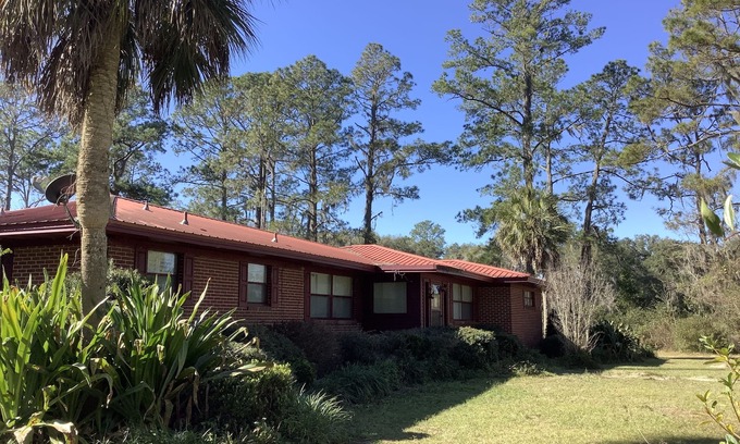Live Oak Casa | Farm Stay 3 miles from Live Oak