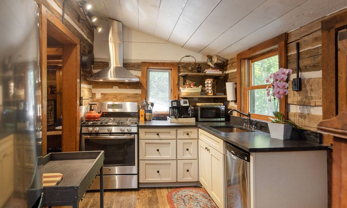 Fairview Cabina | Farm to Table Valley close to Asheville! Hearts-A-Bustin log cabin