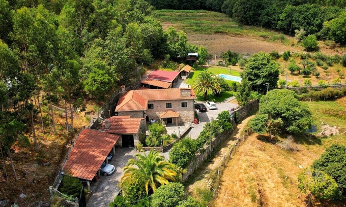 Vila Nova de Cerveira Otro | Farmhouse with pool and fireplace 20m from Spain!