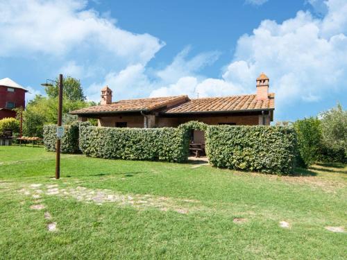 Castiglione del Lago Casa | Farmhouse by Lake Trasimeno with Pool