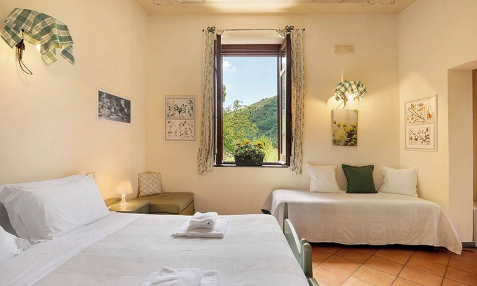 Fisciano Apartamento | Agriturismo 'Habitación Cuádruple con Vista al Jardín' con vistas a las montañas y aire acondicionado