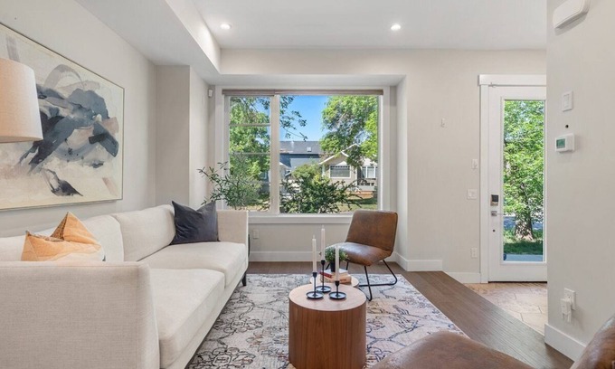 Crescent Heights Casa | Farmhouse Charm 4BDRM Contemporary Retreat