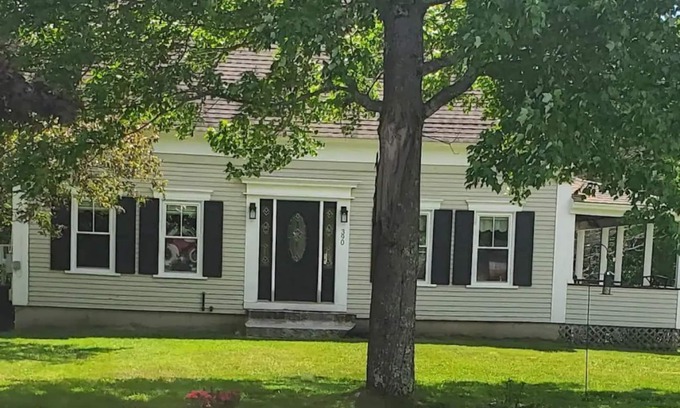 Raymond Casa | Farmhouse Chic in the ❤ of the Sebago Lakes Region