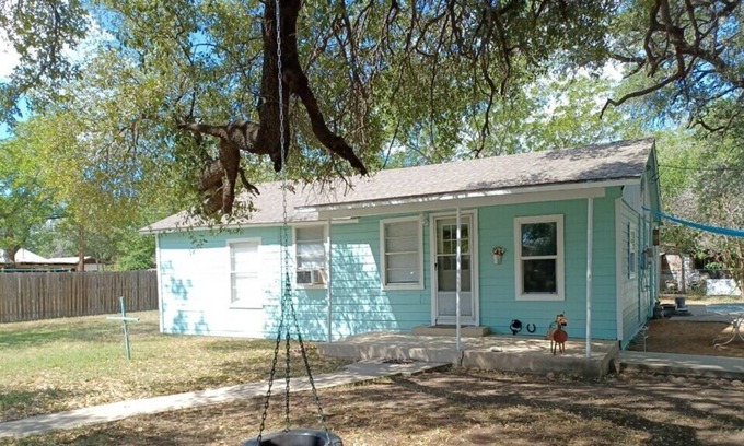 Uvalde Cabaña | Farmhouse cottage with spacious yard and grilling area.