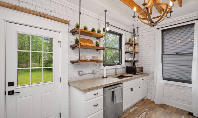 Roselawn Finance Casa | Farmhouse - Fire Pit, Grill, Record Player, 10mi to city