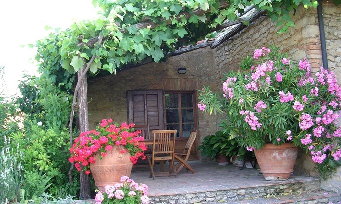 Castelnuovo di Val di Cecina Otro | Farmhouse from 17th century with antique furniture and many flowers.