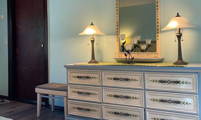 White Lake Casa | Farmhouse guest suite