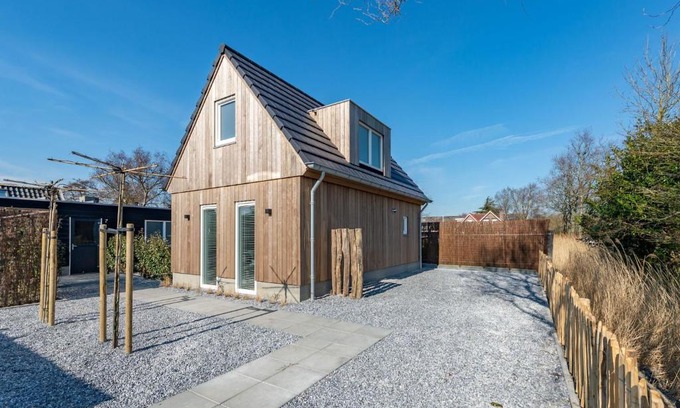 Oostkapelle Casa | Farmhouse in Zeeland with Saltwater Pool