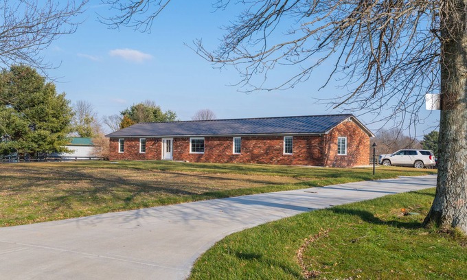 Winchester Casa | Farmhouse living within sight of Lexington - Horse Paddock available