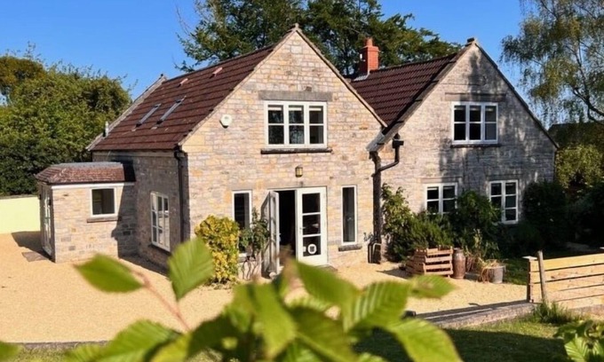 Shepton Mallet Otro | Farmhouse located on an English vineyard offering rustic luxury.