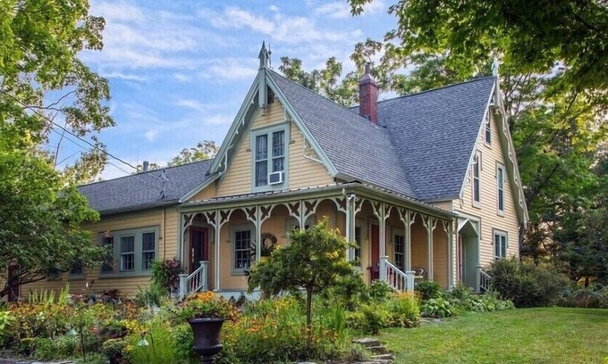 Ithaca Casa | Farmhouse Luxury Sleeps six Great location Majestic views and cozy atmosphere