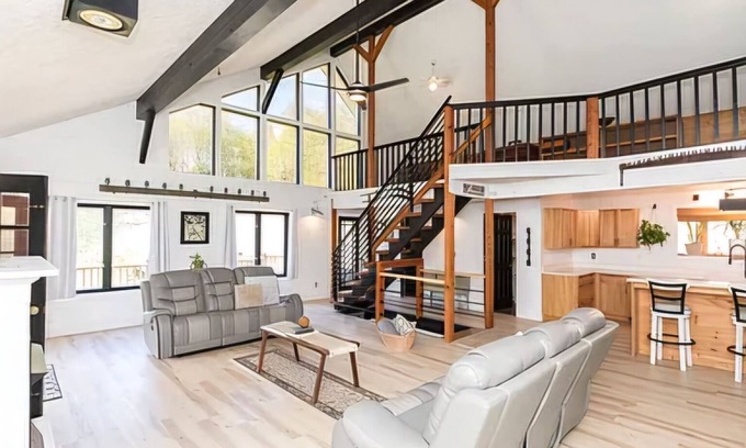 Wilson Creek Casa | Farmhouse Mansion with fishing pond and hiking. 5-bedroom house WiFi Troutdale