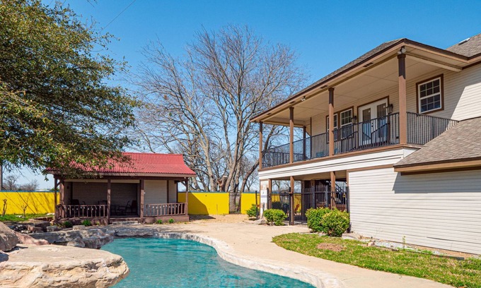 Farmersville Otro | Farmhouse Oasis - Manam Estates