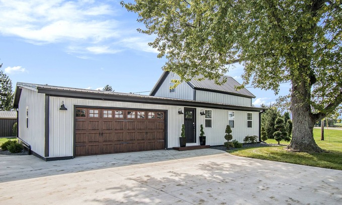 Goshen Otro | Farmhouse On 4