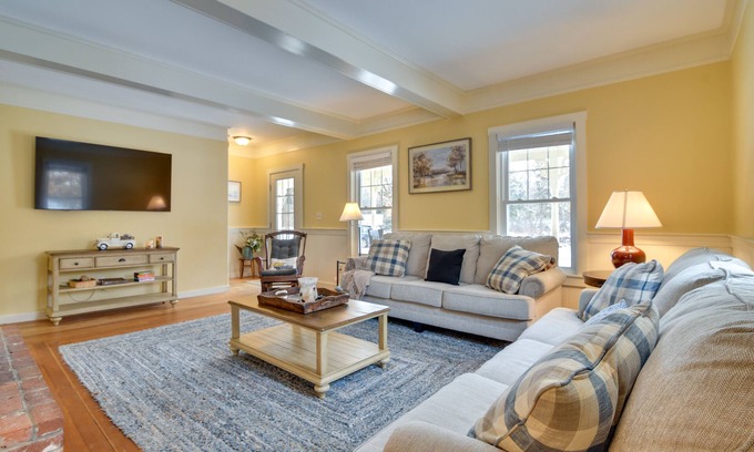 Bethlehem Casa | Farmhouse on Ammonoosuc River Near Cannon Mountain