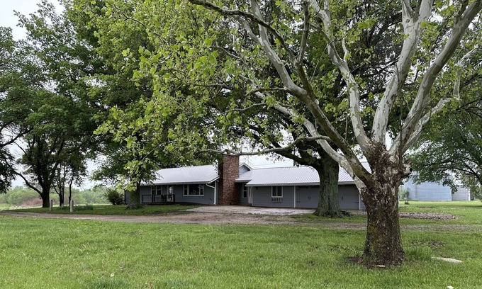 Bushong Otro | Farmhouse on Flinthills Nature Trail