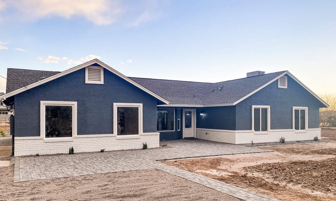 Gilbert Casa | Farmhouse Style Ranch house with Pickleball court and pool in Gilbert!