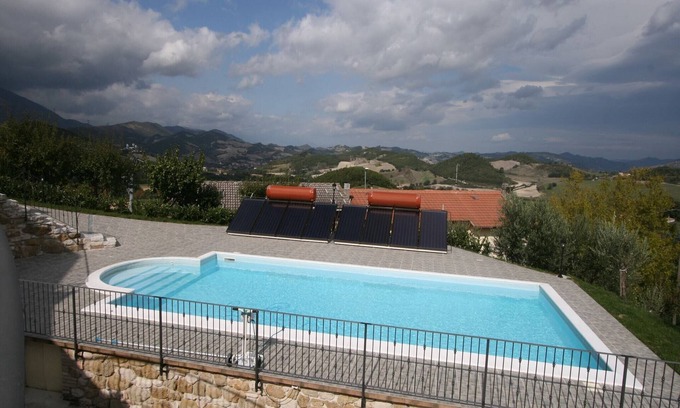 Cagli Villa | Villa de estilo rústico con piscina