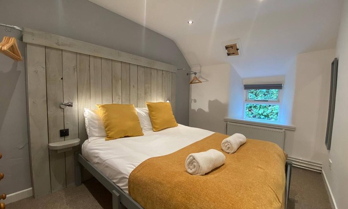 Bryn-crug Otro | Farmhouse w/ fire pit, log burner, stunning views & dining room