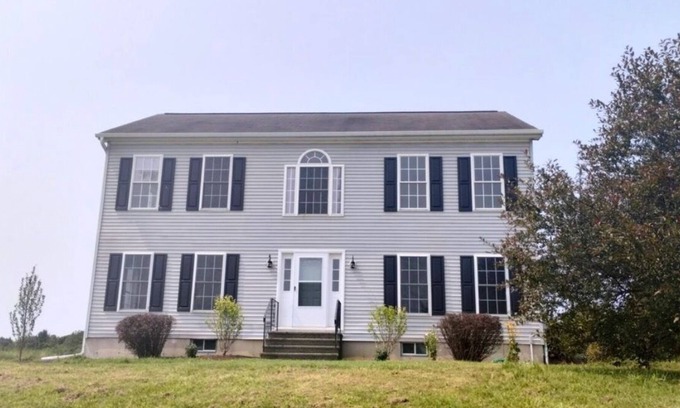 Claverack-Red Mills Otro | Farmhouse with an Amazing View