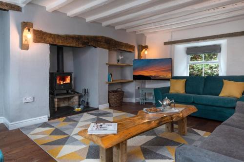 Bryn-crug Casa | Farmhouse with Log Fire & On-Site Dog Field