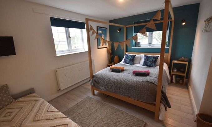 Boraston Otro | Farmhouse with rural and river views & 10 minute walk to market town